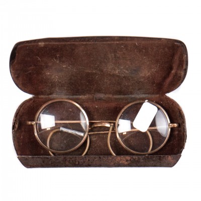 Okulary w okrągłych, pozłacanych oprawkach. Model „windsor”. W etui. II poł. XIX w.